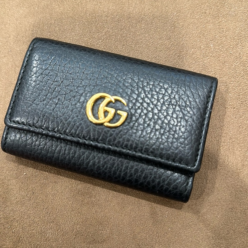Gucci Black Key Wallet with Iconic Gold Logo